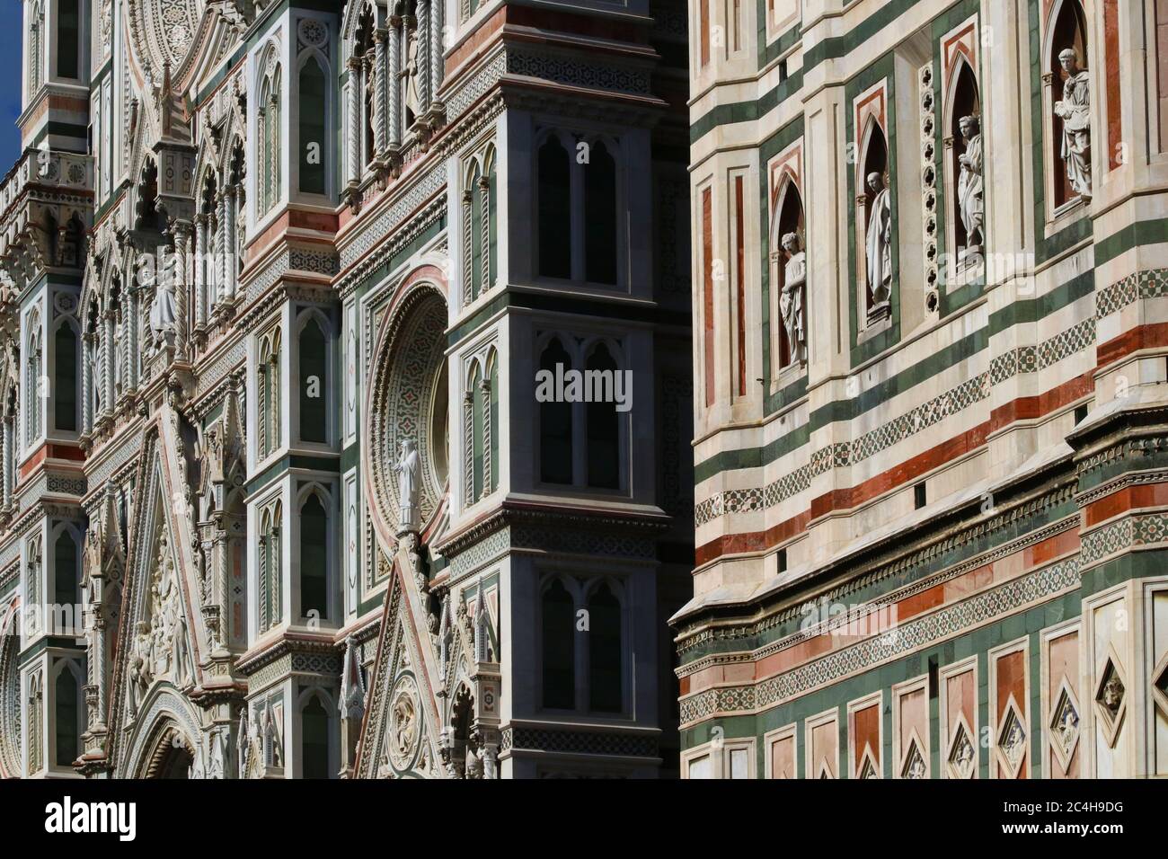Santa Maria in Fiore cattedrale di Firenze, dettagli della superficie decorativa con marmi colorati, attrazione turistica Foto Stock