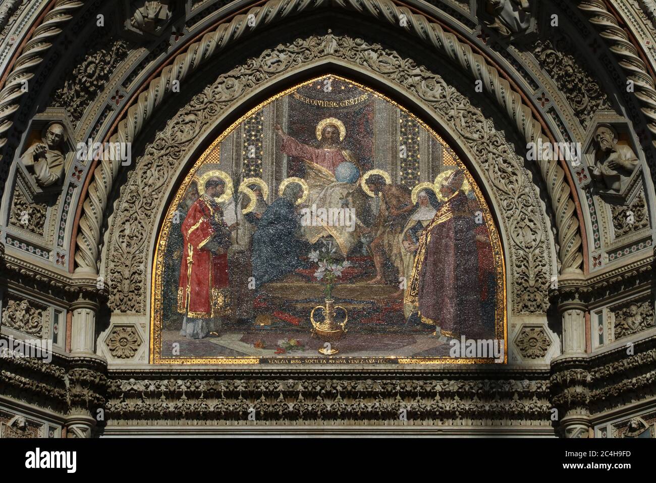 Santa Maria in Fiore Mosaico del portale centrale lunette con dettagli dorati che si riflettono nel sole, Firenze, Italia Foto Stock