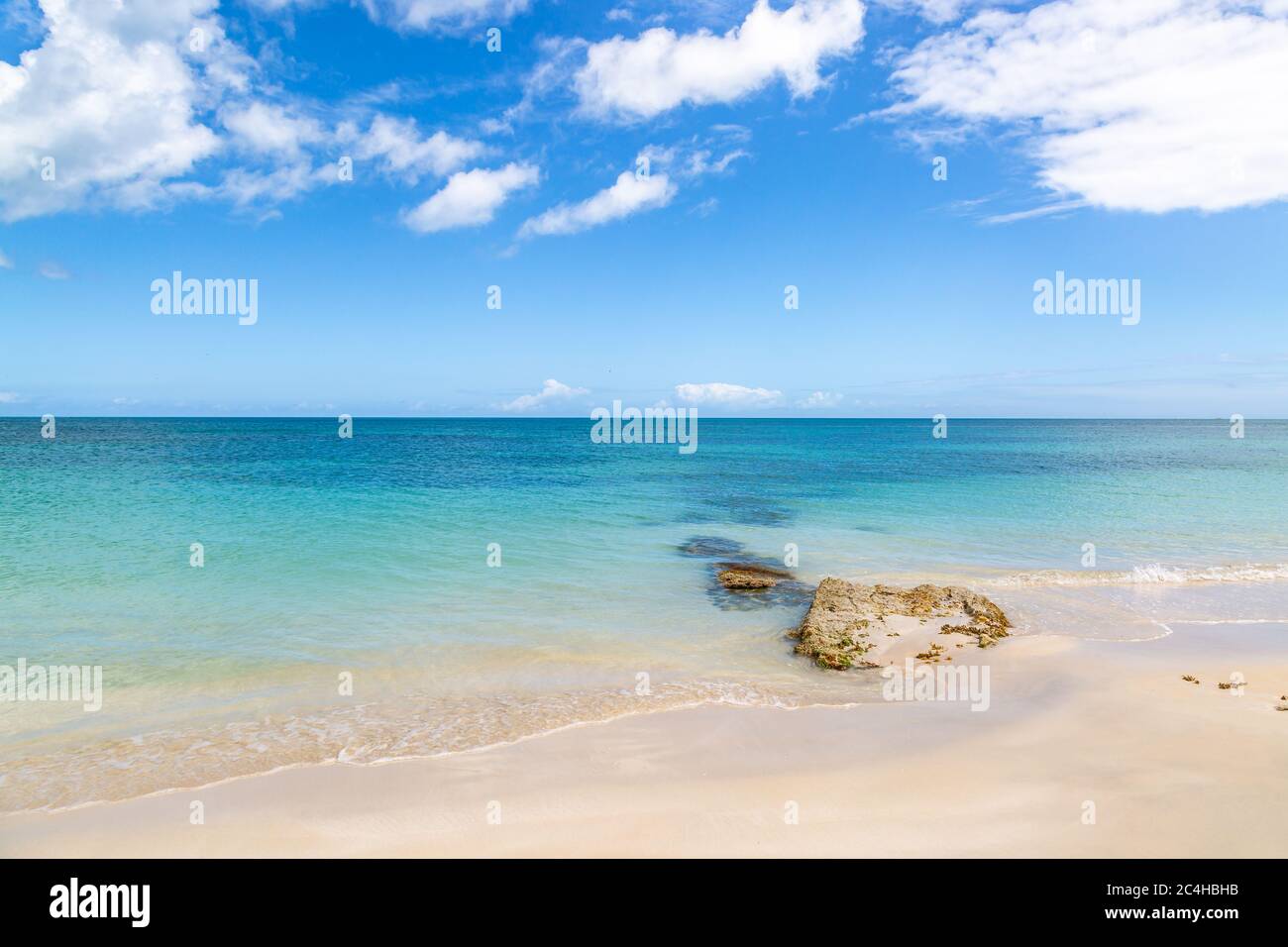 Una idilliaca spiaggia di sabbia sull'Isola dei Caraibi di Antigua Foto Stock
