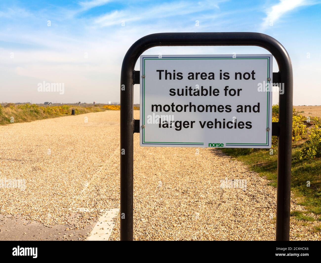 Parcheggio principale completamente desertato ad Aldeburgh Suffolk UK con cartello di istruzioni in primo piano durante il blocco del coronavirus Foto Stock