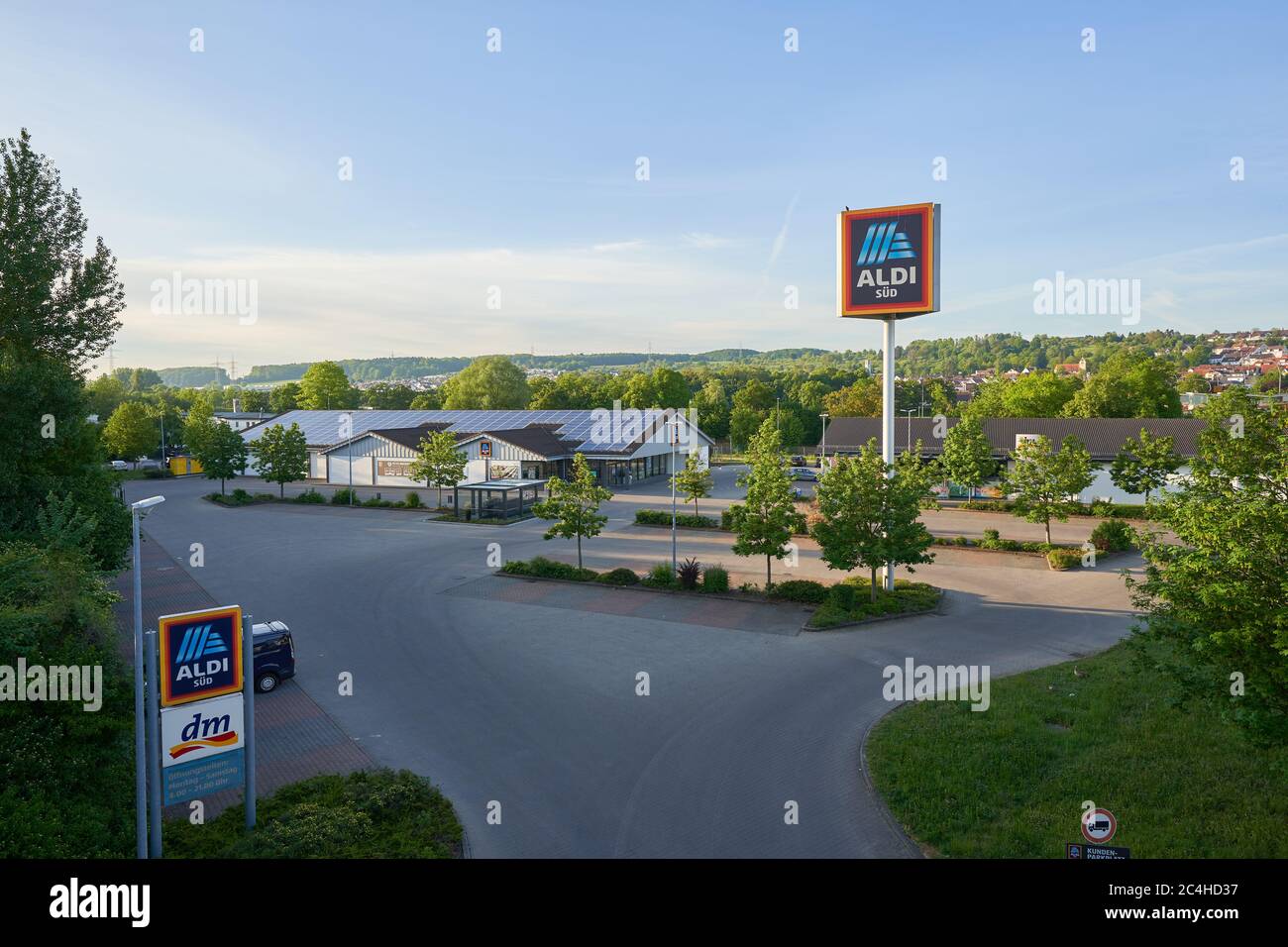 Altbach, Germania - 08 maggio 2020: Parcheggio dei due discount Aldi e DM Drogerie. Altbach, Germania. Foto Stock