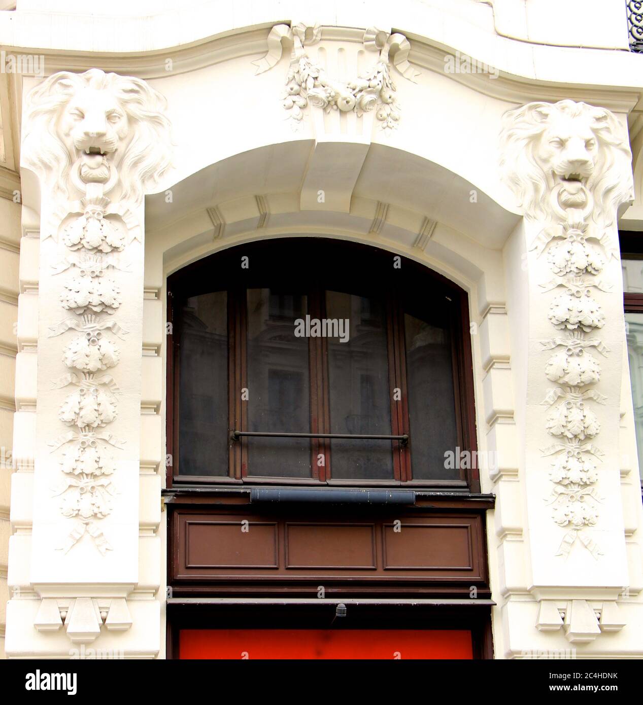 Dettaglio arco con finestre Metroplois edificio Calle de Alcala 42 Madrid Spagna Foto Stock