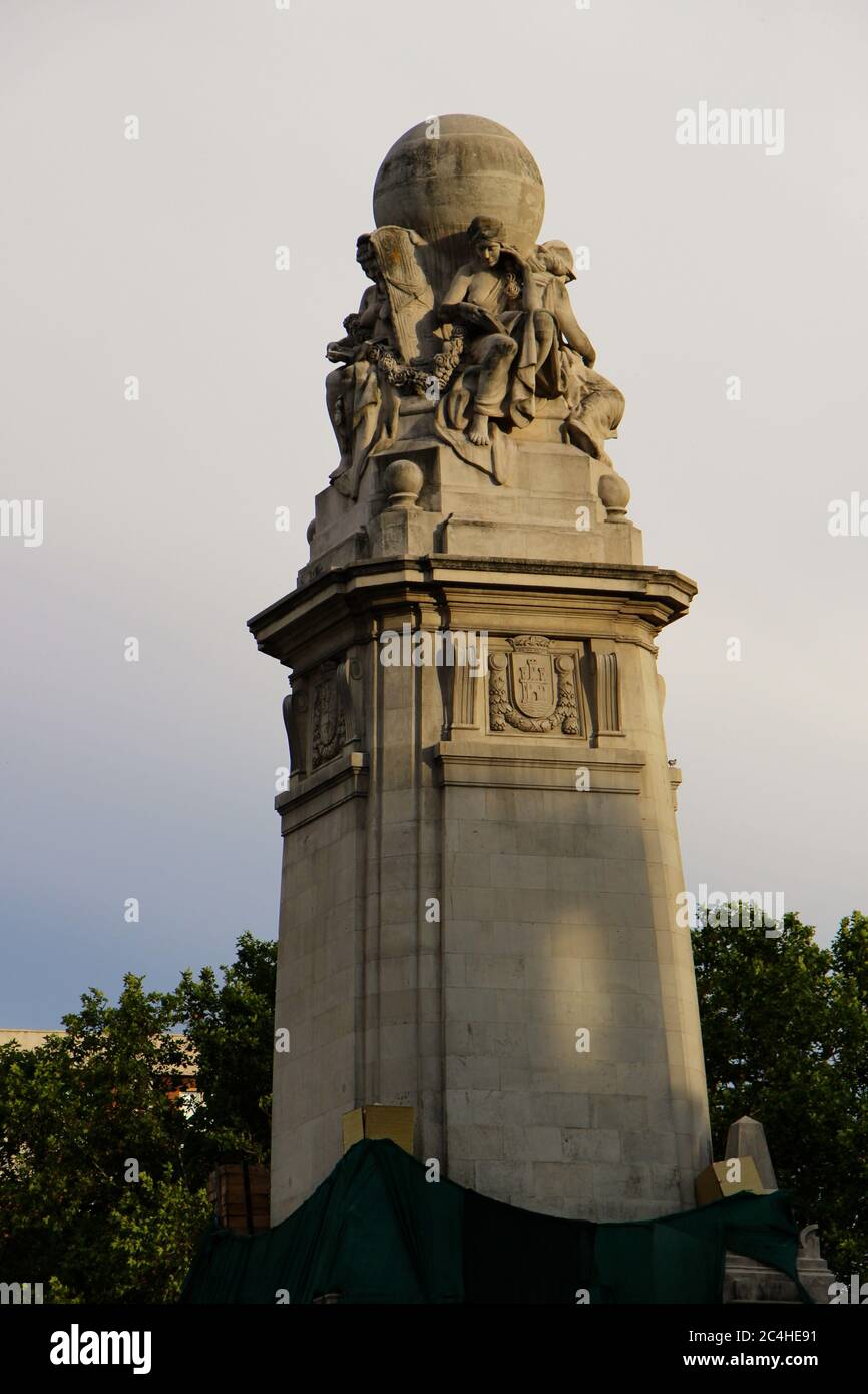 Monumento a Miguel de Cervantes in Plaza de Espana Spagna Piazza Madrid che è in fase di riforma Foto Stock