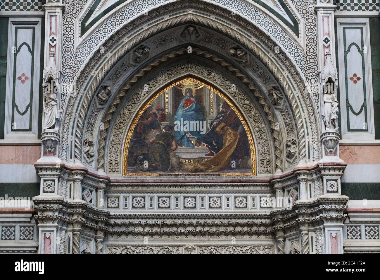 Mosaico della lunetta destra della Cattedrale di Santa Maria in Fiore in serata, parti dorate che riflettono la luce del tramonto, Firenze, Italia Foto Stock