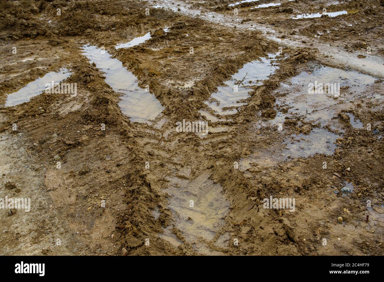 Osservazioni di veicoli da costruzione su terreni fangosi Foto Stock