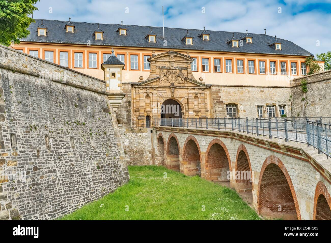 L'ex casa del comandante con Peterstor si trova sul Peterberg. La cittadella barocca Petersberg si trova a Erfurt, in Turingia, Germania Foto Stock