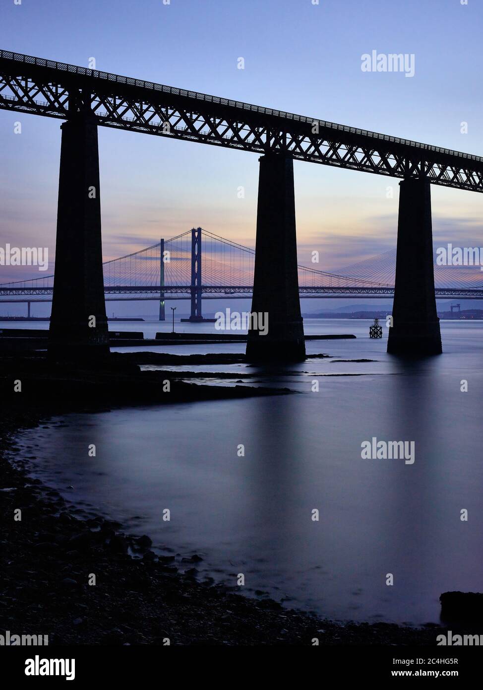 Forth Rail Bridge nel mezzo dell'estate al tramonto Foto Stock