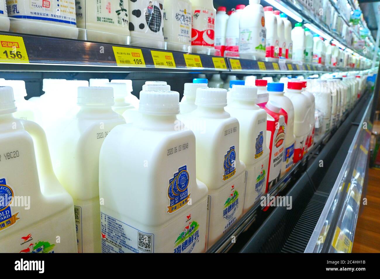 Taipei, Taiwan - 1 GIUGNO 2020 : vari prodotti lattiero-caseari su scaffale nel frigorifero di un supermercato. Taipei, Taiwan. Foto Stock