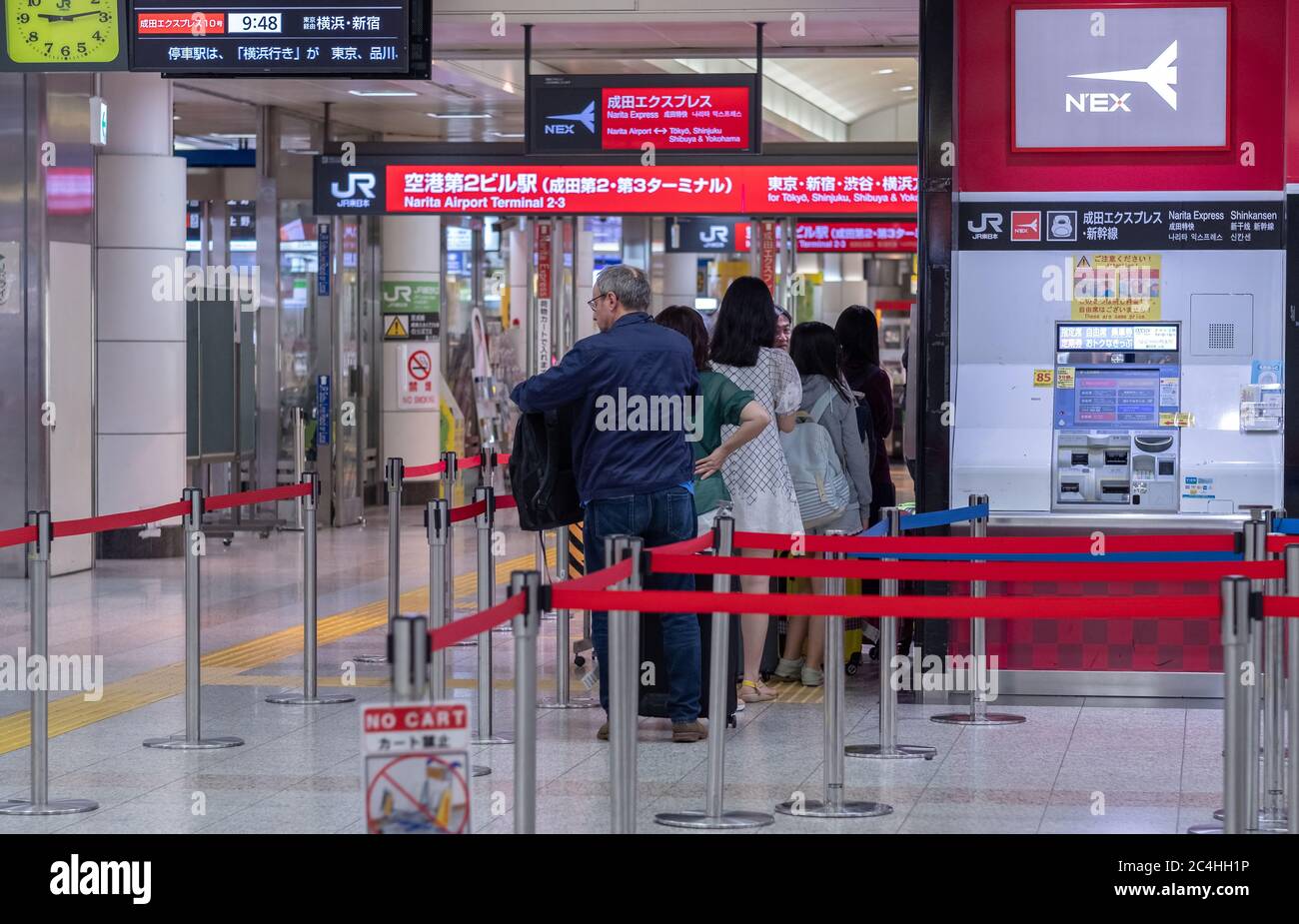 Passeggeri all'Aeroporto Internazionale Narita di Tokyo, Giappone Foto Stock