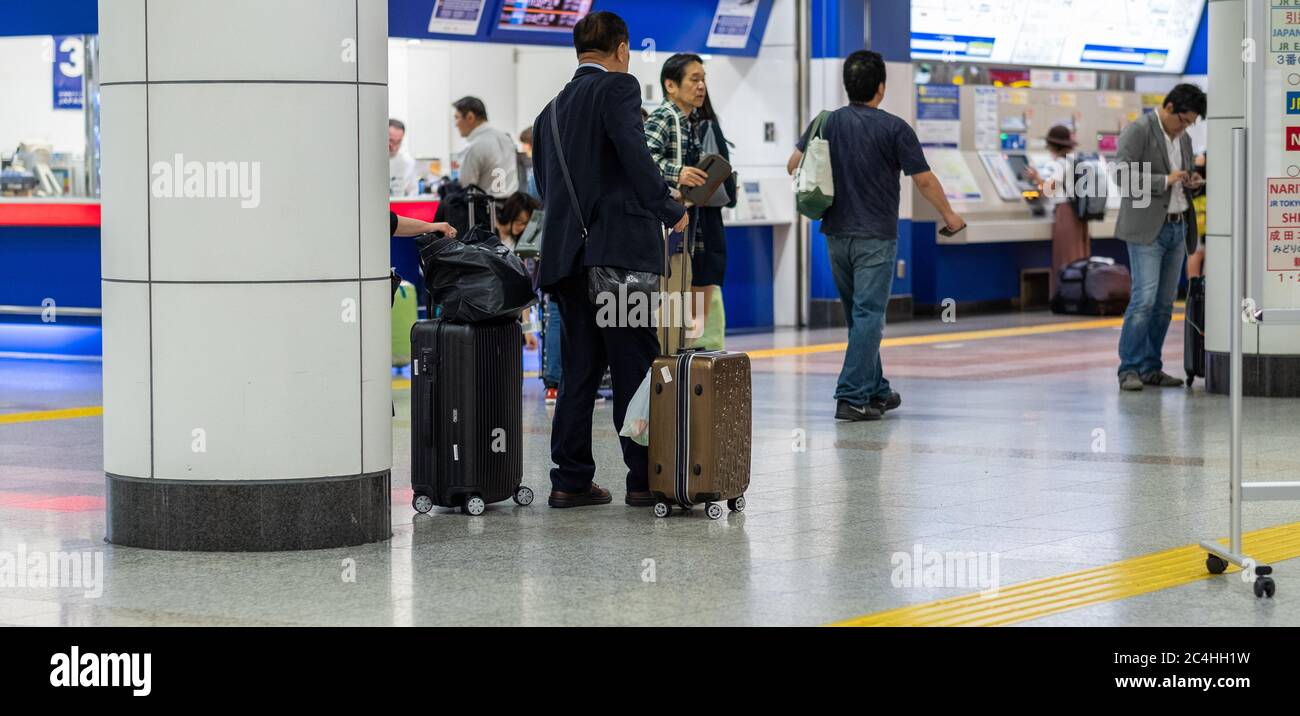 Passeggeri all'Aeroporto Internazionale Narita di Tokyo, Giappone Foto Stock