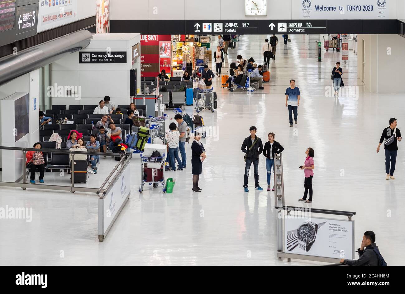 Persone al terminal degli arrivi dell'Aeroporto Internazionale di Narita, Tokyo, Giappone Foto Stock