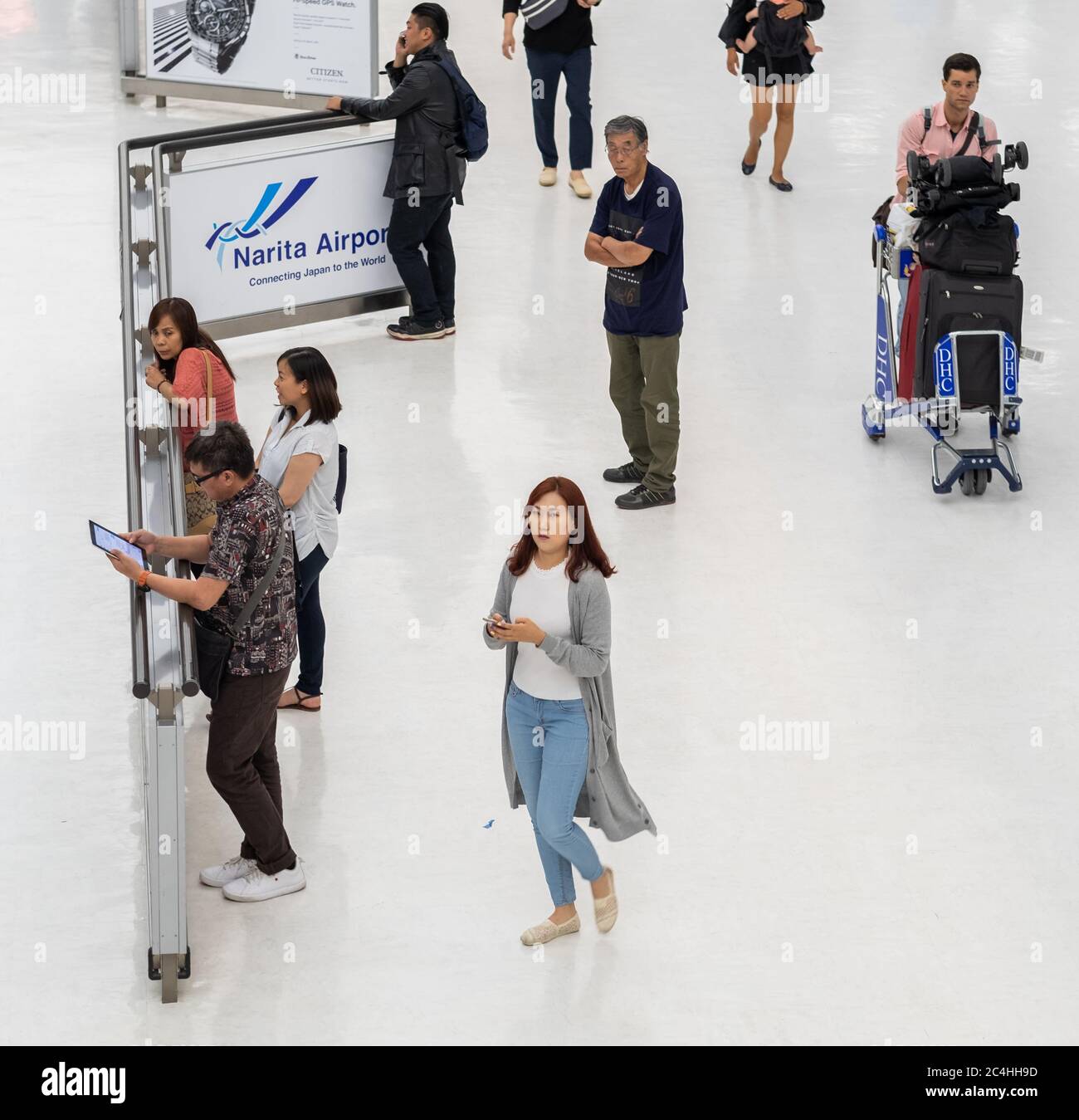 Persone al terminal degli arrivi dell'Aeroporto Internazionale di Narita, Tokyo, Giappone Foto Stock