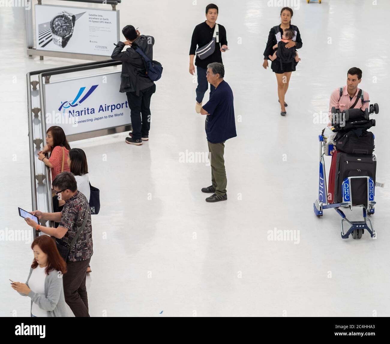 Persone al terminal degli arrivi dell'Aeroporto Internazionale di Narita, Tokyo, Giappone Foto Stock