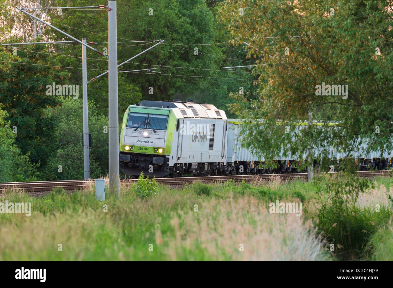 Germania , Krimnitz , 15.06.2020 , un treno merci con una locomotiva diesel da Captrain Foto Stock
