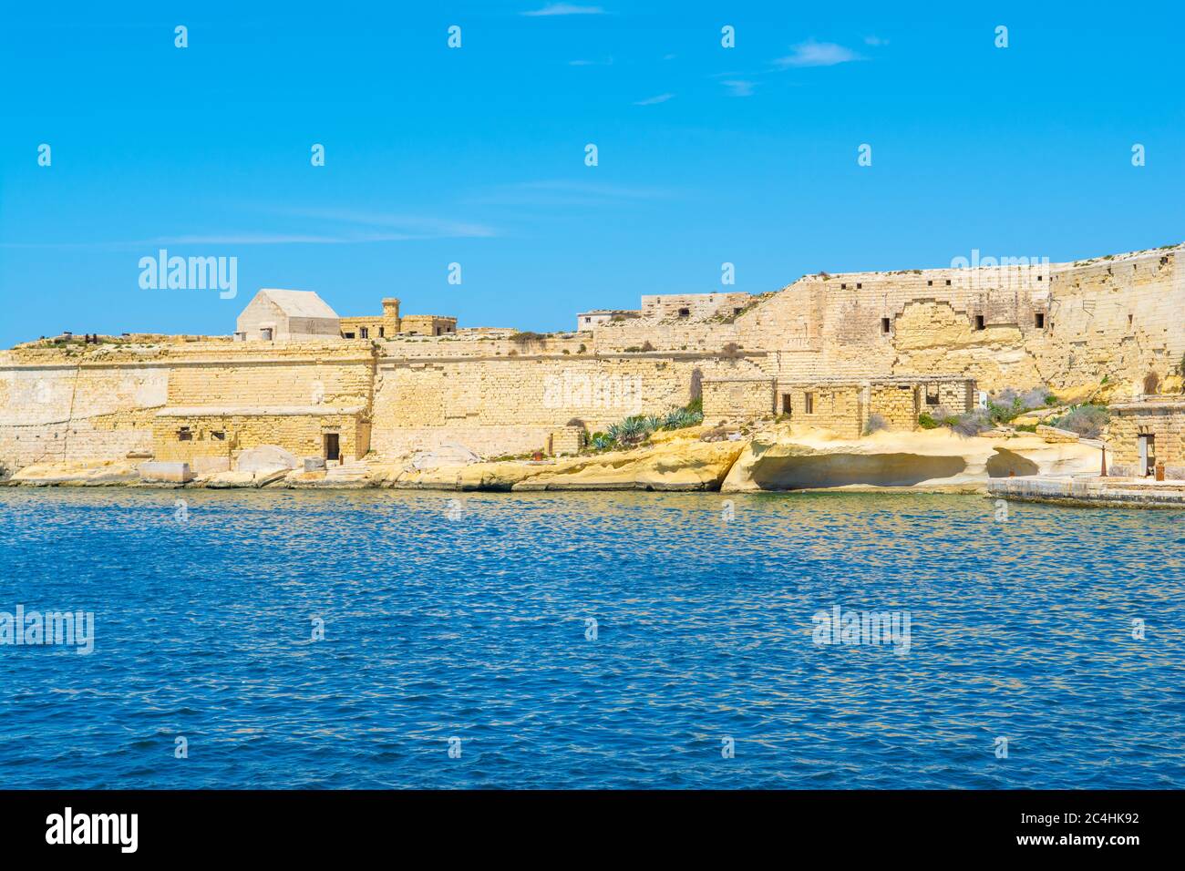Paesaggio con il vecchio Fort Rinella - Rinella Victorian Battery, Kalkara, Malta Foto Stock