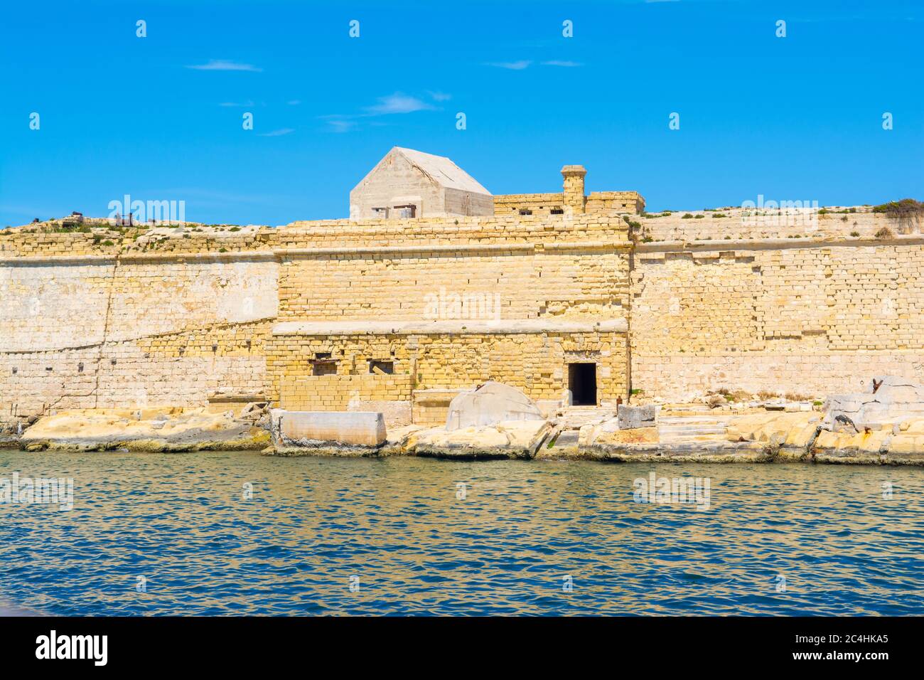 Paesaggio con il vecchio Fort Rinella - Rinella Victorian Battery, Kalkara, Malta Foto Stock