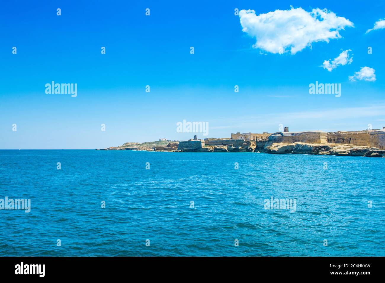 Paesaggio con il vecchio Fort Rinella - Rinella Victorian Battery, Kalkara, Malta Foto Stock
