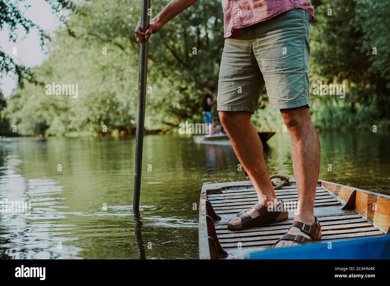 Uomo caucasico negli anni '50 che punisce lungo il fiume a Oxford, Regno Unito Foto Stock