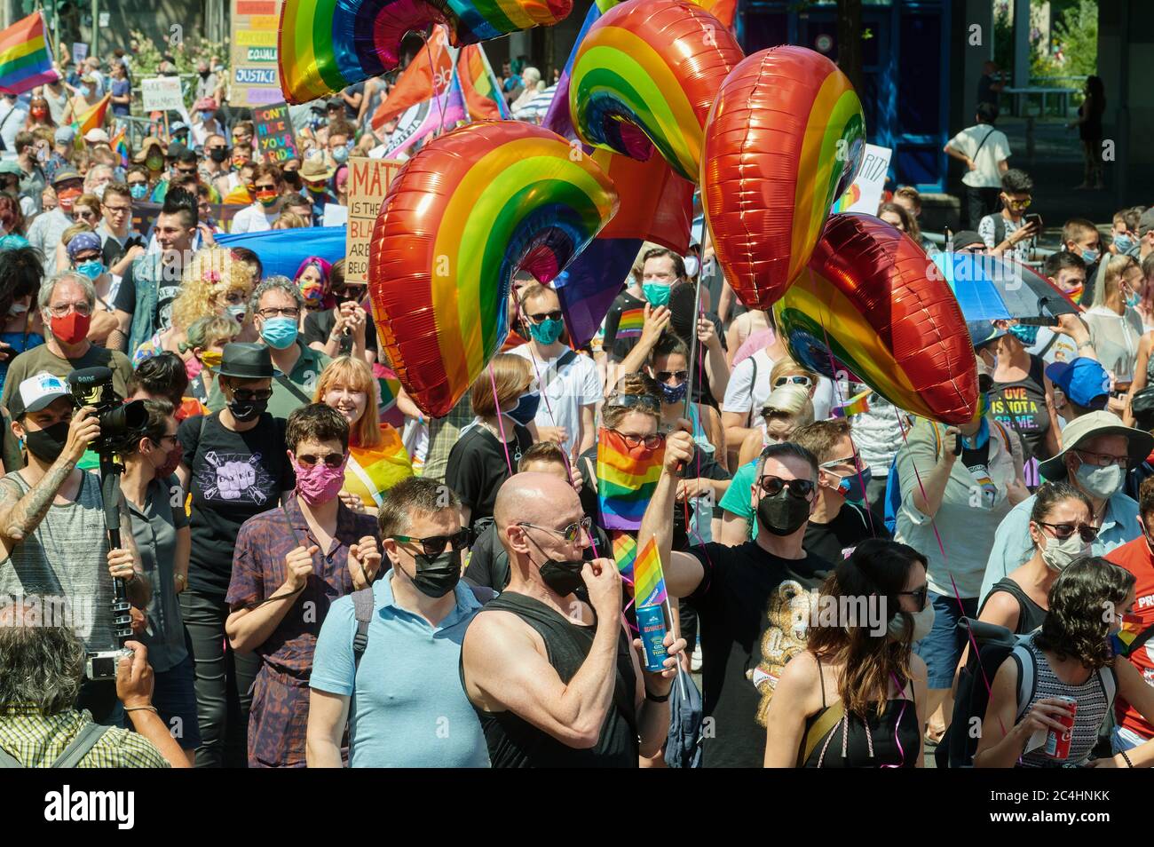 Berlino, Germania. 27 Giugno 2020. Partecipanti a 'Pride Berlin: Salva la nostra Comunità, Salva il nostro Pride' tenere palloncini in colori arcobaleno. La manifestazione contro la discriminazione di gay, lesbiche e transessuali porta da Nollendorfplatz ad Alexanderplatz. Si suppone che sia un piccolo sostituto della grande sfilata berlinese del CSD del 25.7. Credit: Annette Riedl/dpa/Alamy Live News Foto Stock