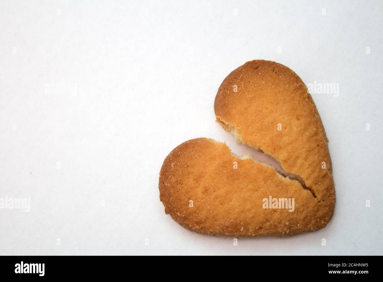 Gustosi biscotti sotto forma di cuori spezzati - un simbolo di amore Foto Stock