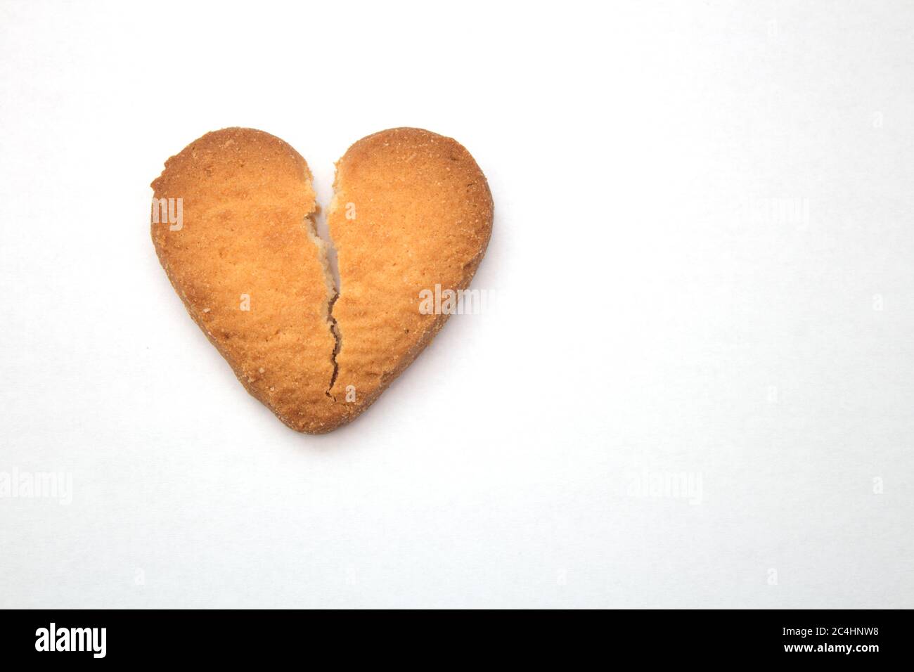 Gustosi biscotti sotto forma di cuori spezzati - un simbolo di amore Foto Stock