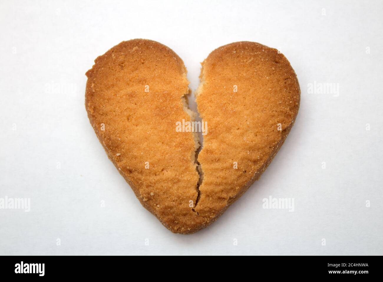 Gustosi biscotti sotto forma di cuori spezzati - un simbolo di amore Foto Stock