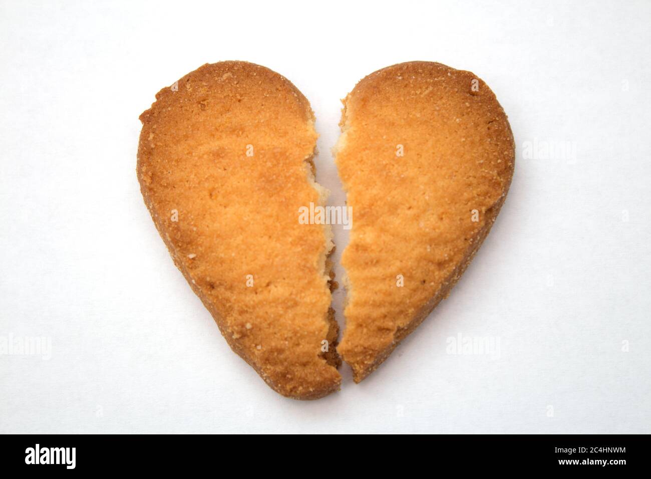 Gustosi biscotti sotto forma di cuori spezzati - un simbolo di amore Foto Stock