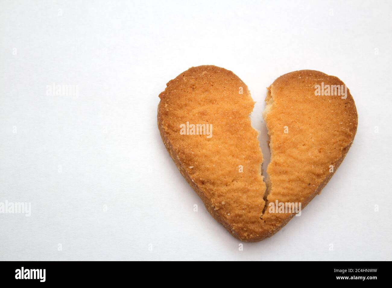 Gustosi biscotti sotto forma di cuori spezzati - un simbolo di amore Foto Stock