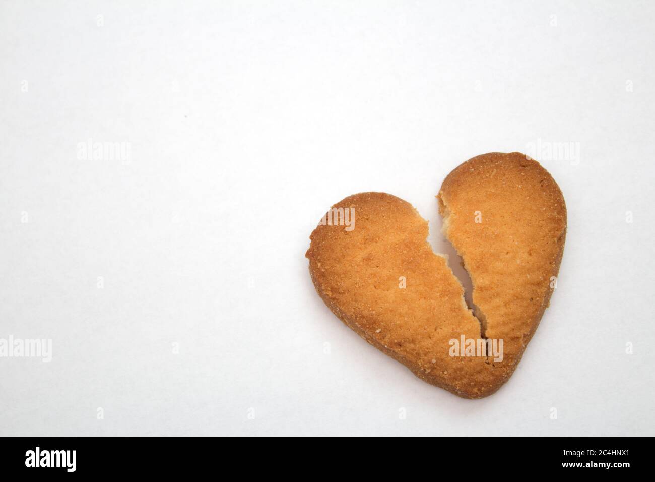 Gustosi biscotti sotto forma di cuori spezzati - un simbolo di amore Foto Stock