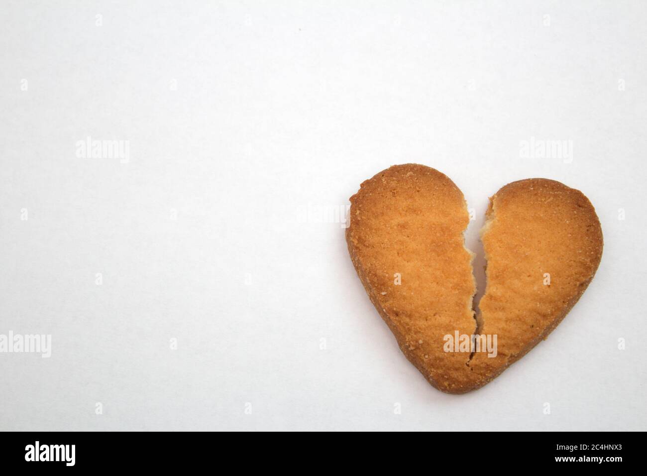 Gustosi biscotti sotto forma di cuori spezzati - un simbolo di amore Foto Stock