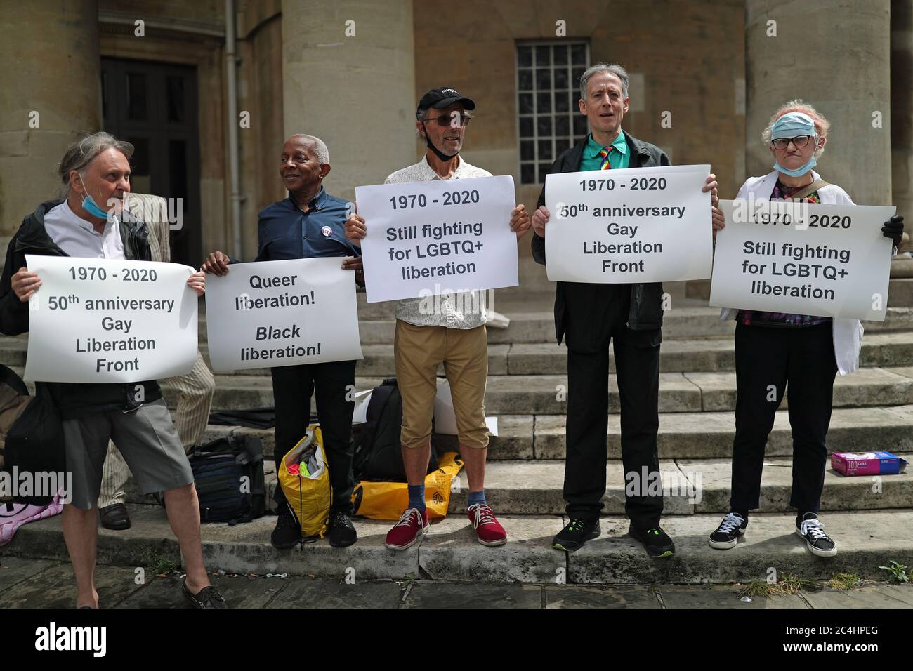 Peter Tatchell (centro a destra) conduce una marcia attraverso Londra per celebrare il 50° anniversario del fronte di Liberazione dei gay di Londra. Foto Stock