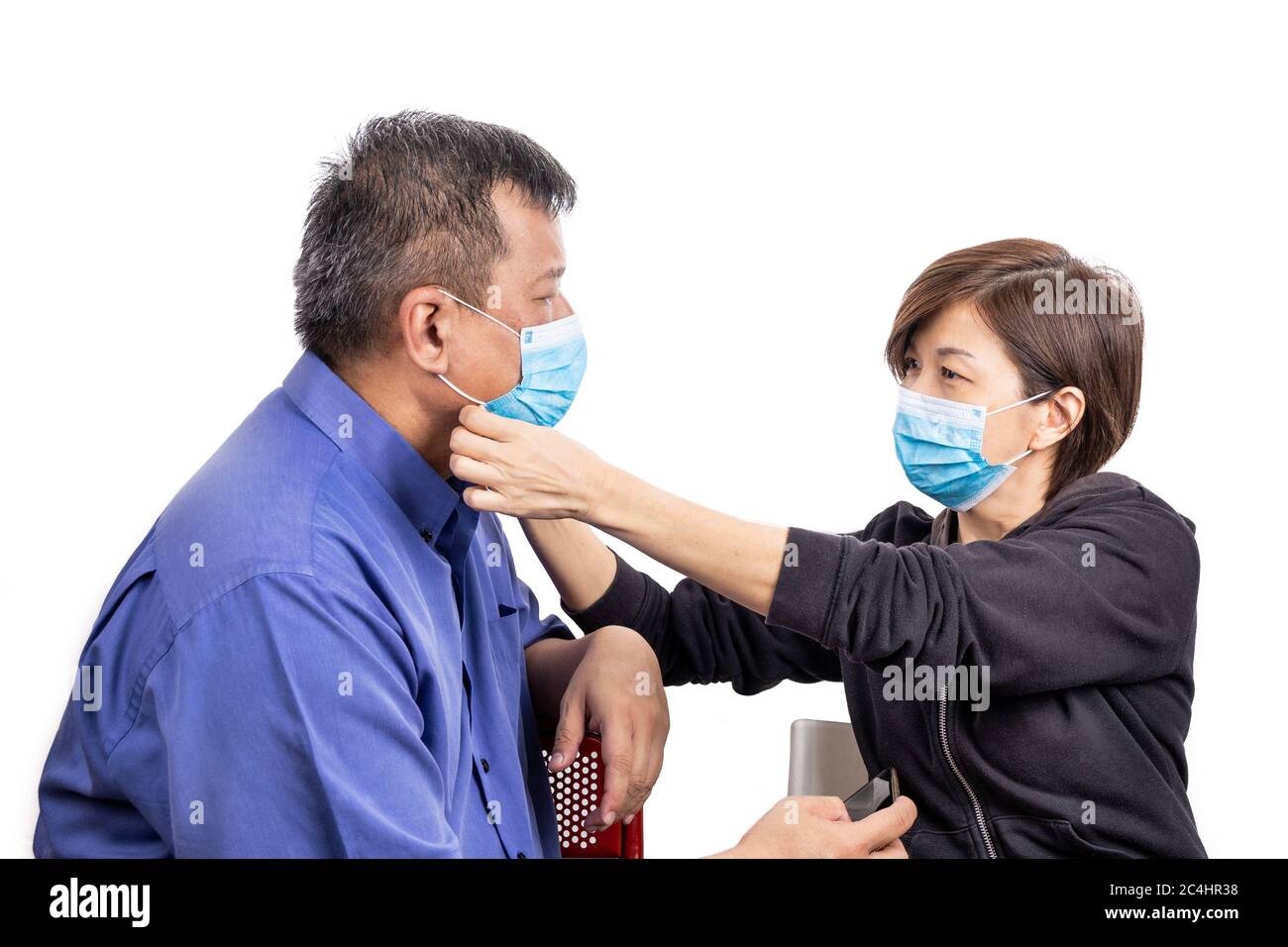 Interessato giovane asiatico cinese malese coppia indossare maschera viso per la protezione contro il virus dell'influenza con sfondo bianco Foto Stock