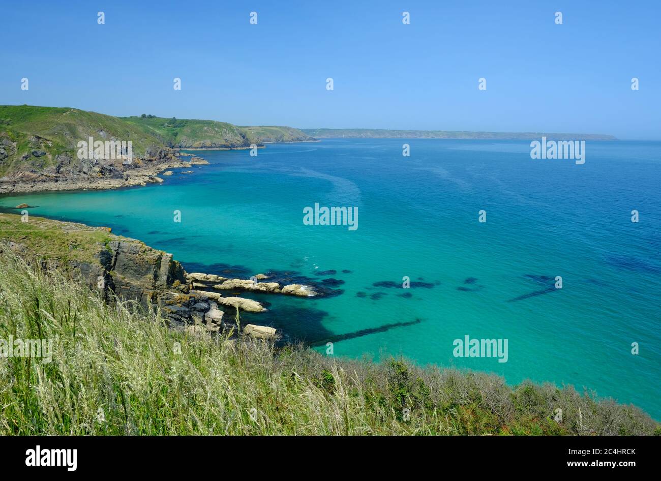 Le scogliere, che si affaccia a nord sulla penisola di Lizard, nel Regno Unito, in Cornovaglia Foto Stock