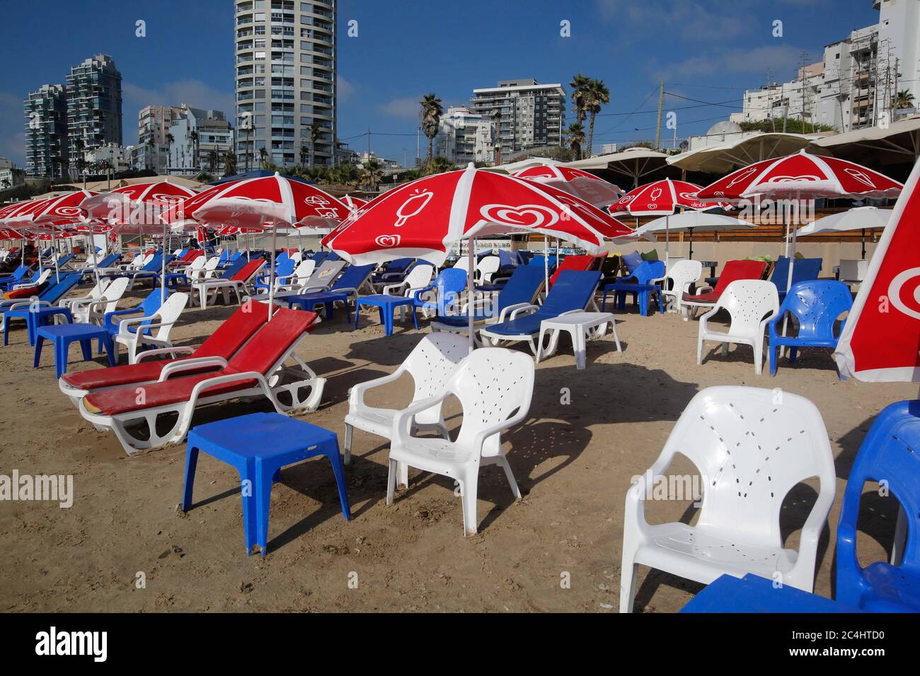 BAT Yam. 26 Giugno 2020. Una spiaggia vuota è vista nella città centrale israeliana di Bat Yam dopo che è stata chiusa in mezzo alla pandemia di COVID-19 il 26 giugno 2020. Il Ministero della Salute israeliano ha segnalato 400 nuovi casi COVID-19 il venerdì, portando il totale a 22,800. Credit: Gil Cohen Magen/Xinhua/Alamy Live News Foto Stock