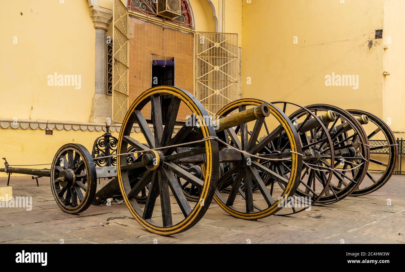 Jaipur, Rajasthan, India; Feb, 2020 : cannoni vintage in una linea al Palazzo della Città, Jaipur, Rajasthan, India Foto Stock