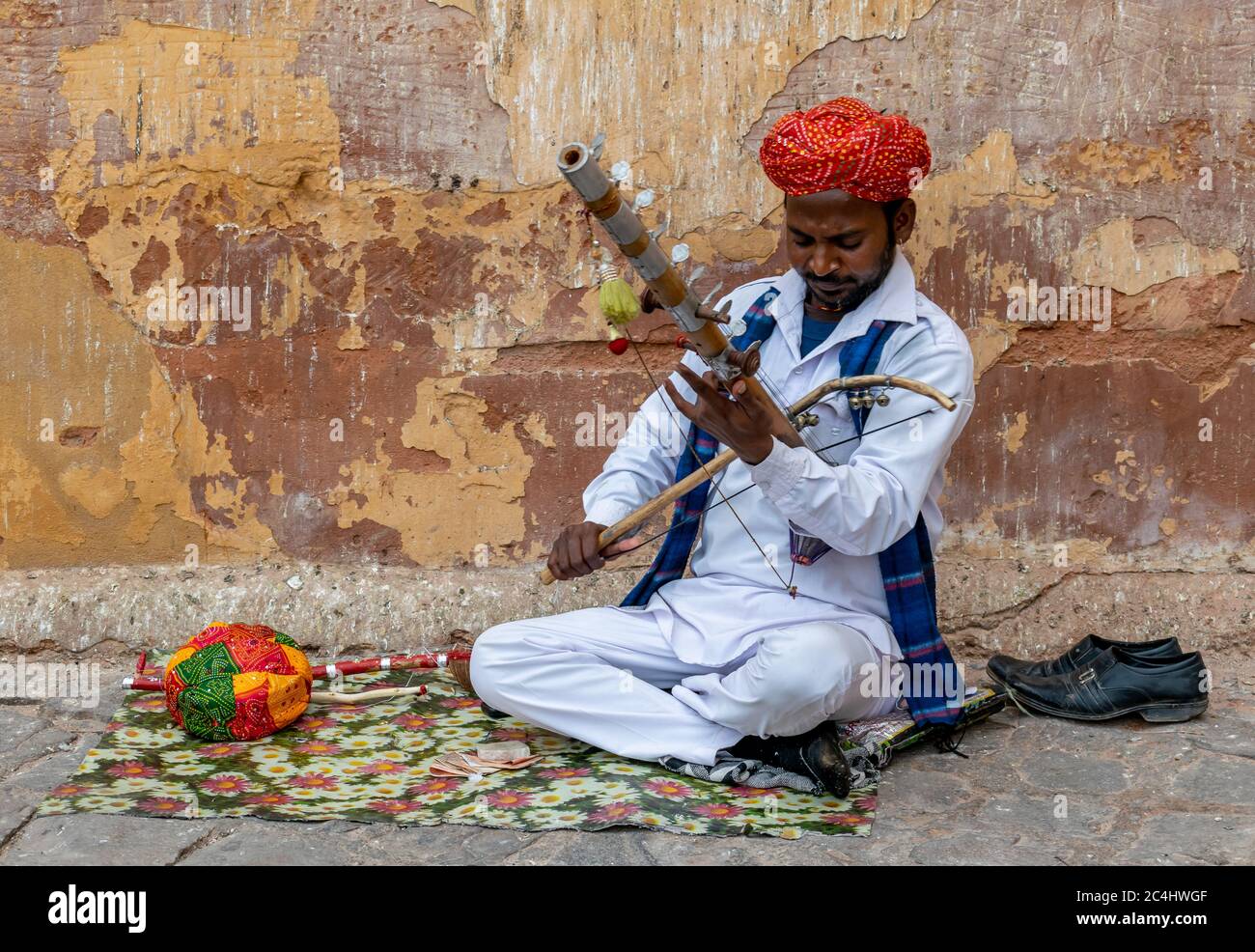 Rajasthan, India; Feb,2020 : un musicista folk che suona il suo strumento, Rajasthan, India Foto Stock