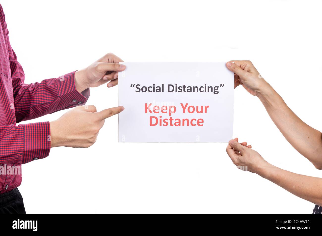 Due persone che tengono un cartello con Social Distancing, mantenere le parole distanza, con sfondo bianco. Foto Stock