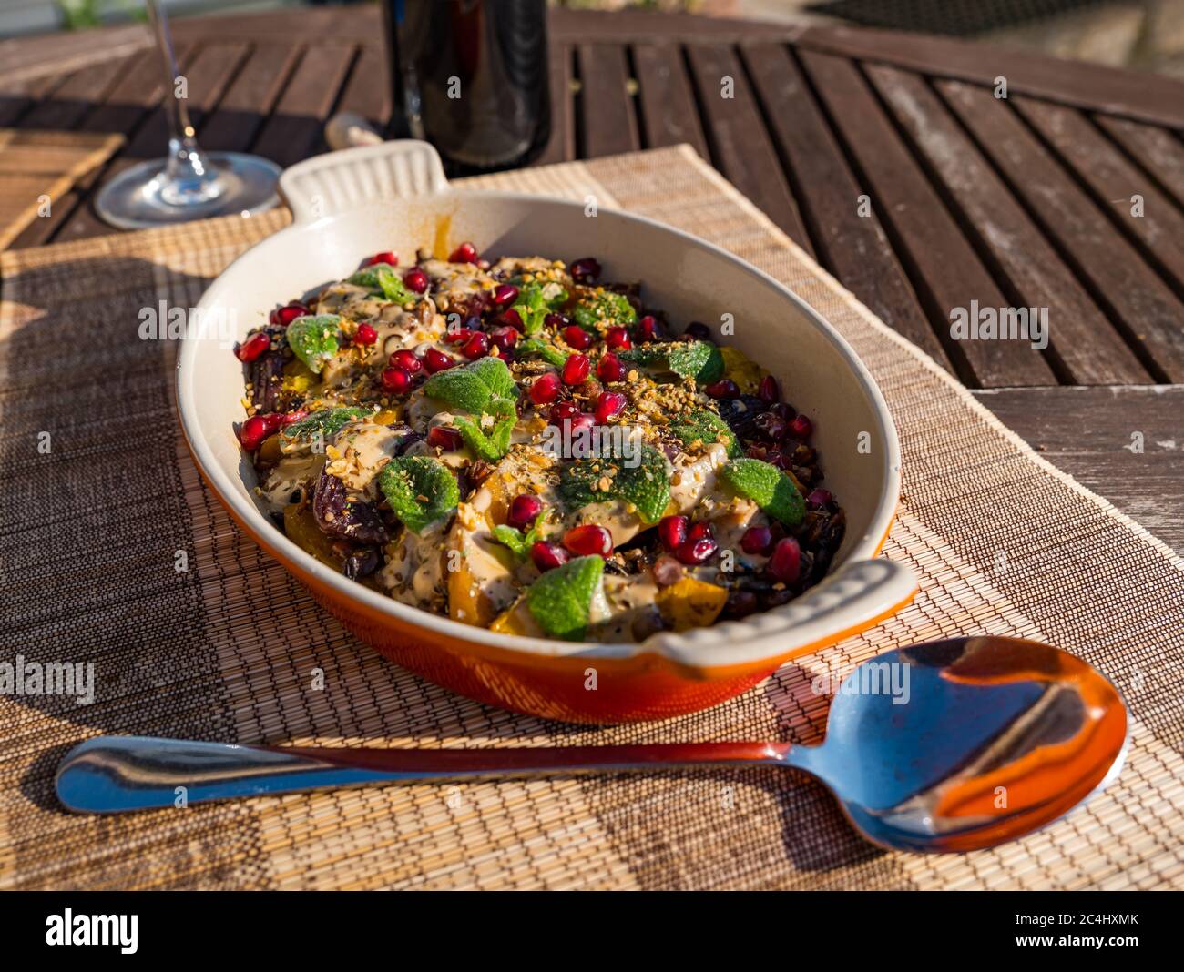 Piatto di verdure arrosto mediorientale con lenticchie, zucca e semi di melograno, pasto estivo all'aperto, Regno Unito Foto Stock