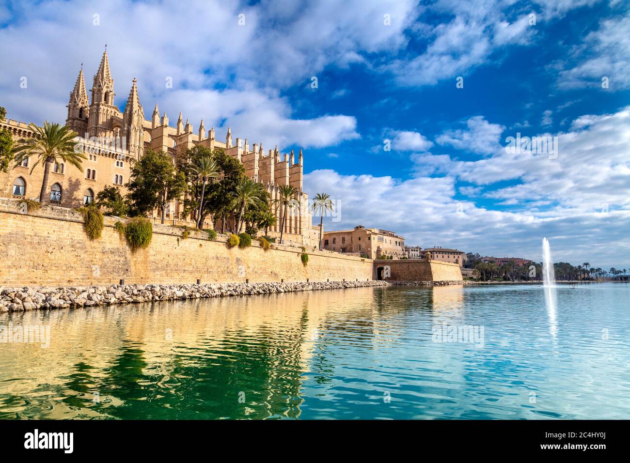 Vista sul centro storico di Palma, Cattedra e Parc De La Mar fontana, Palma di Mallorca, Spagna Foto Stock