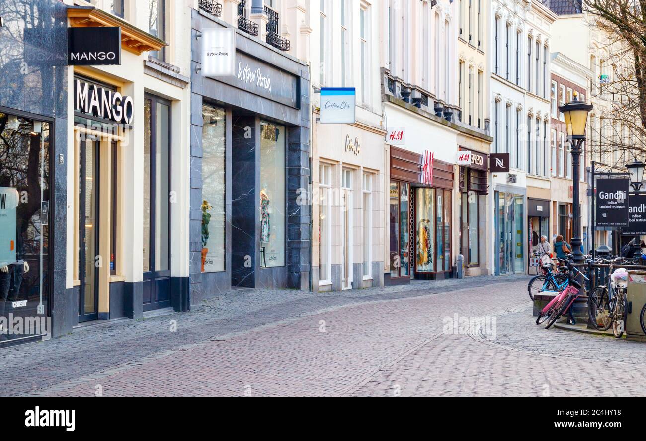 Vista su un desolato centro di Utrecht con negozi chiusi all'Oudegracht. Le strade sono deserte a causa della pandemia di Corona. Paesi Bassi. Foto Stock