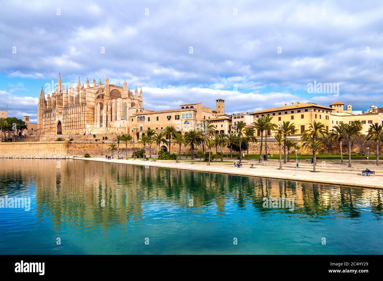 Vista sul centro storico di Palma, Cattedra e Parc De La Mar fontana, Palma di Mallorca, Spagna Foto Stock