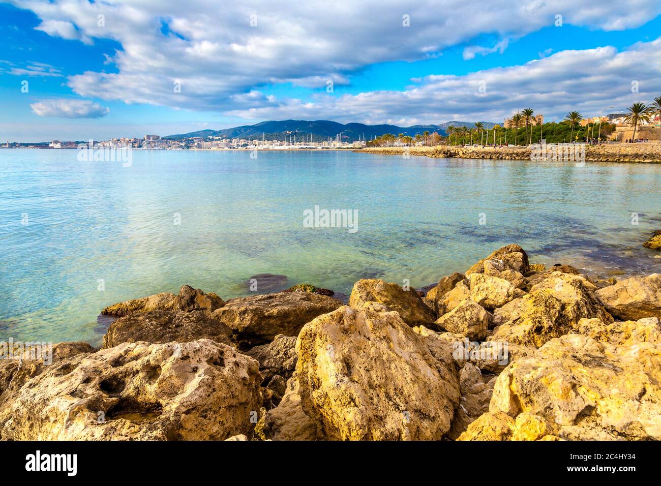Vista di Palma per Platja de Can Pere Antoni spiaggia a Maiorca, Spagna Foto Stock