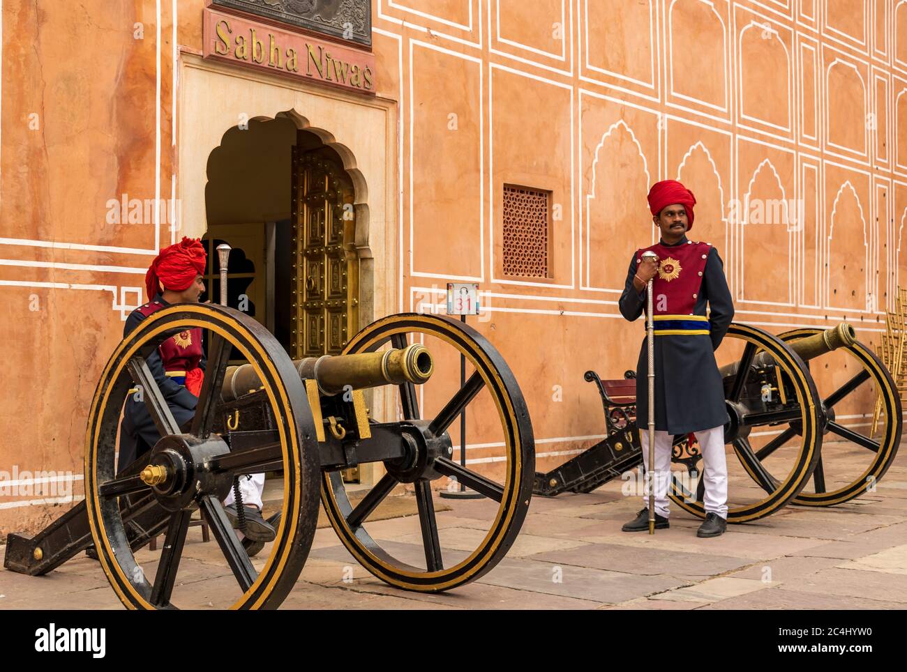Jaipur, Rajasthan, India; Feb, 2020 : gaurds e cannoni al Palazzo della Città, Jaipur, Rajasthan, India Foto Stock
