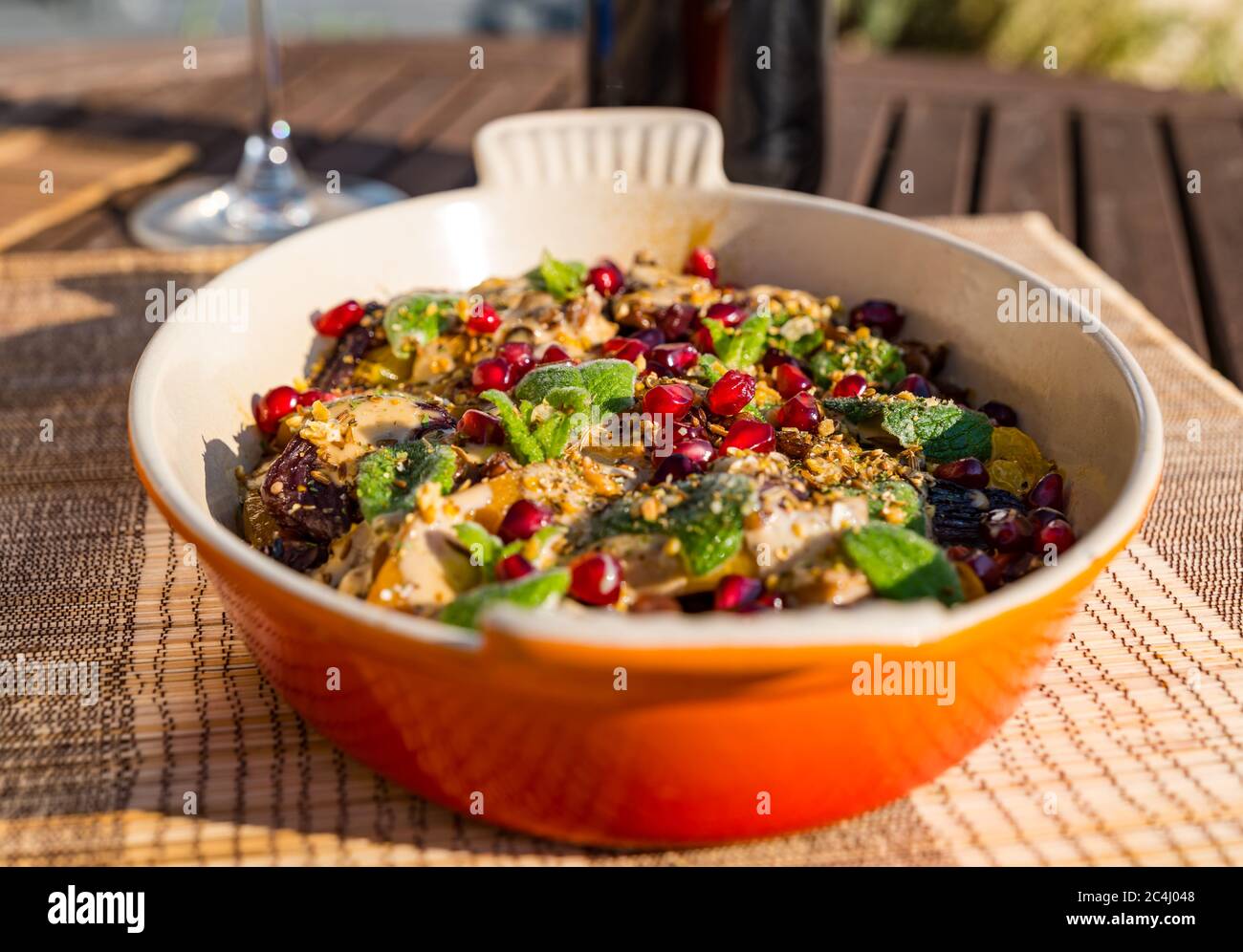 Piatto di verdure arrosto mediorientale con lenticchie, zucca e semi di melograno, pasto estivo all'aperto, Regno Unito Foto Stock