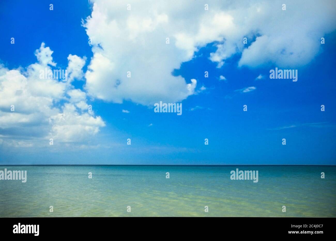 Mare tropicale, paesaggio, sole luminoso, acque limpide Foto Stock