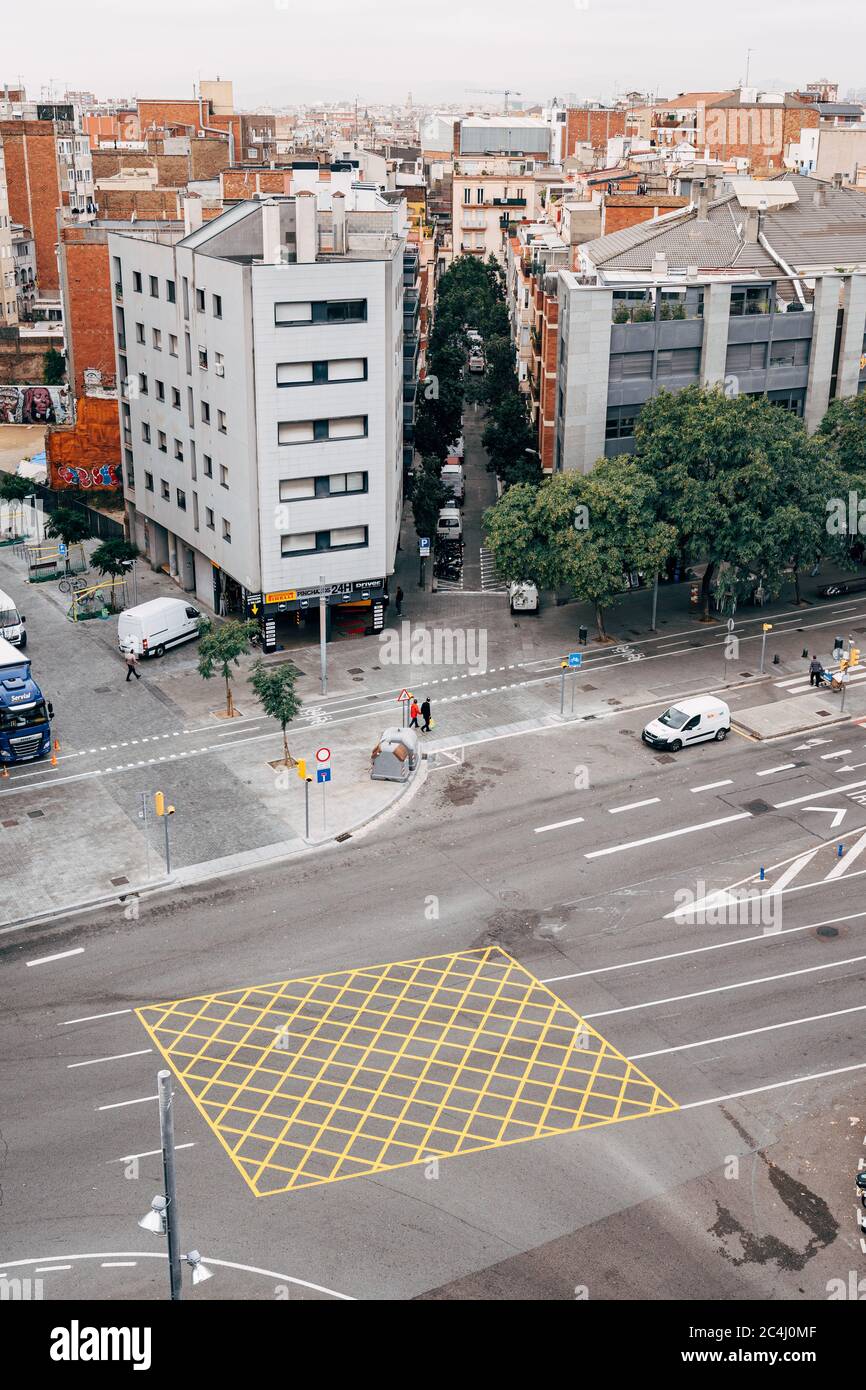 Barcellona, Spagna - 15 dicembre 2019: Segnaletica stradale gialla - una griglia con linee diagonali e confini segnati, sulla strada di Barcellona. Segnaletica stradale in Foto Stock