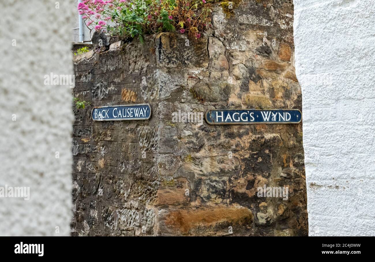 Indietro Causeway e Haggs Wynd Street indicazioni per Culross, Fife, Scotland. Foto Stock