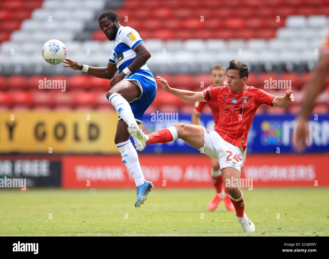 Queens Park Rangers' Aramide Oteh (a sinistra) e Charlton Athletic's Josh Cullen battaglia per la palla durante lo Sky Bet Championship alla Valley, Londra. Foto Stock