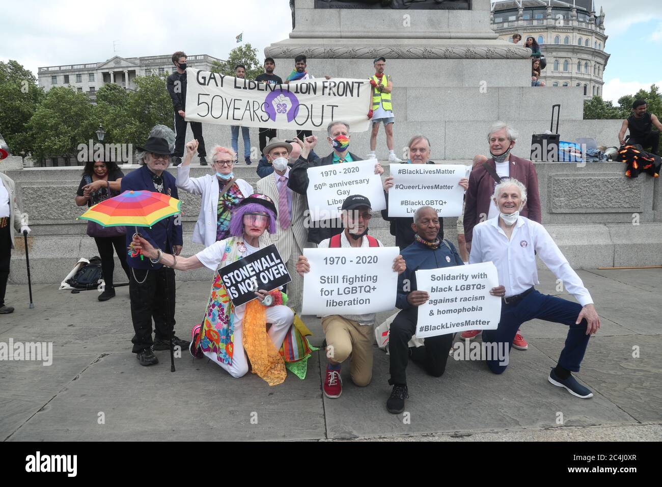 I partecipanti alla marcia attraverso Londra celebreranno il 50° anniversario del fronte di liberazione gay di Londra a Trafalgar Square, Londra. Foto Stock