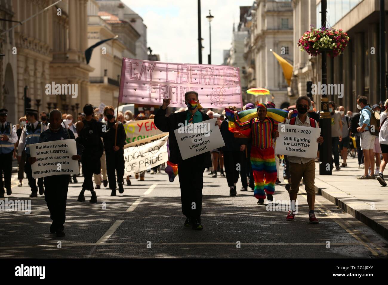 Peter Tatchell (centro) conduce una marcia attraverso Londra per celebrare il 50° anniversario del fronte di liberazione gay di Londra. Foto Stock